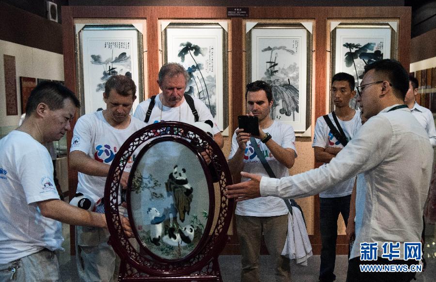 （新華網）（2）“歐洲熊貓粉絲四川探親之旅”自駕團抵達成都