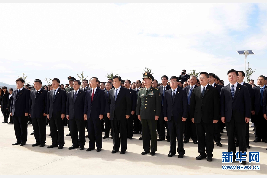 10月11日,中共中央政治局常委、中央書記處書記劉云山專程趕赴安州祭掃中國人民志愿軍烈士陵園,向中國人民志愿軍烈士敬獻花籃并默哀。 新華社記者 饒愛民 攝 10月11日,中共中央政治局常委、中央書記處書記劉云山專程趕赴安州祭掃中國人民志愿軍烈士陵園,向中國人民志愿軍烈士敬獻花籃并默哀。 新華社記者 饒愛民 攝