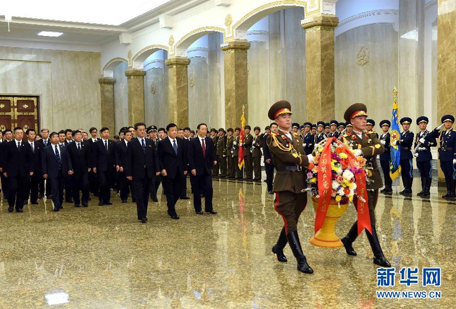 10月11日,中共中央政治局常委、中央書記處書記劉云山前往錦繡山太陽宮,向金日成主席和金正日總書記塑像敬獻花籃。 新華社記者饒愛民攝 10月11日,中共中央政治局常委、中央書記處書記劉云山前往錦繡山太陽宮,向金日成主席和金正日總書記塑像敬獻花籃。 新華社記者饒愛民攝