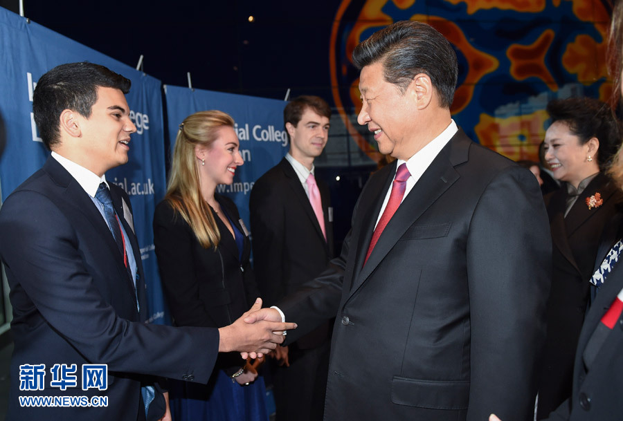 10月21日，國家主席習近平在倫敦參觀帝國理工學院。 新華社記者謝環馳 攝