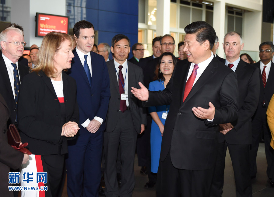 10月21日，國家主席習近平在倫敦參觀帝國理工學院。這是習近平同該校員工親切交談。 新華社記者 謝環馳 攝