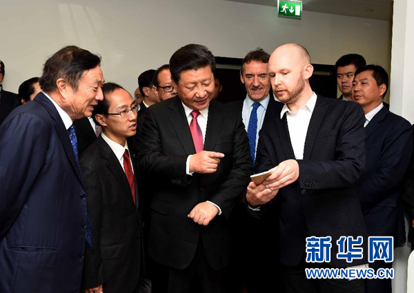 10月21日，國(guó)家主席習(xí)近平在倫敦參觀華為英國(guó)公司。 新華社記者 饒愛(ài)民 攝