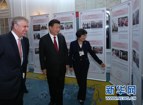 10月22日，國家主席習近平在倫敦出席全英孔子學院和孔子課堂年會開幕式。這是習近平參觀全英孔子學院和孔子課堂成果圖片展。 新華社記者 龐興雷 攝