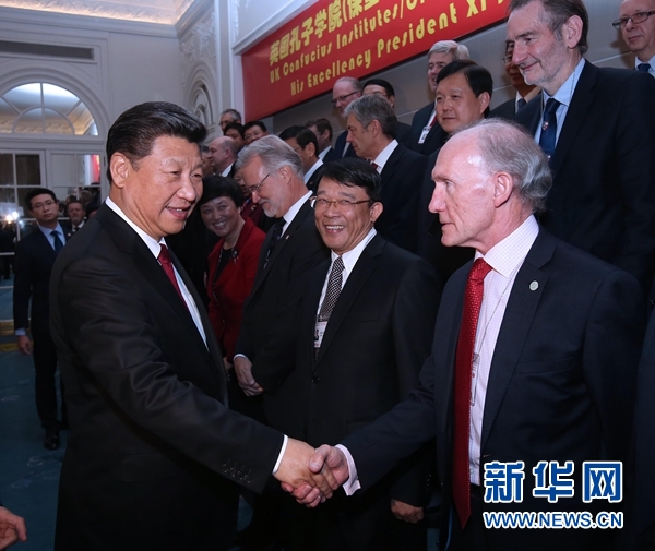 10月22日，國家主席習近平在倫敦出席全英孔子學院和孔子課堂年會開幕式。這是習近平同參加開幕式的嘉賓親切交談。 新華社記者 龐興雷 攝 