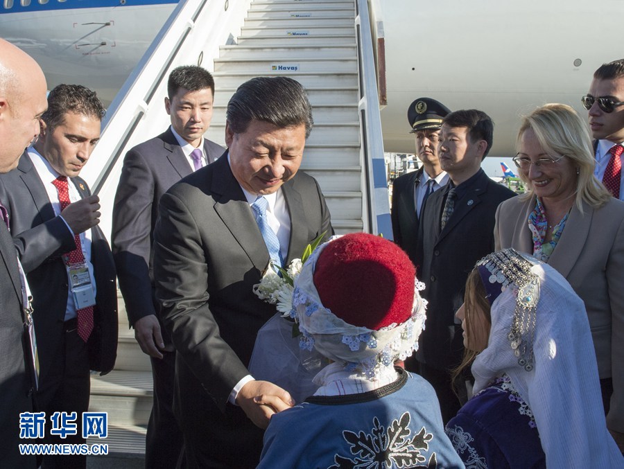 11月14日,國家主席習近平抵達土耳其安塔利亞,應土耳其共和國總統埃爾多安邀請,出席二十國集團領導人第十次峰會。這是土耳其兒童向習近平主席獻花。新華社記者 李學仁 攝 11月14日,國家主席習近平抵達土耳其安塔利亞,應土耳其共和國總統埃爾多安邀請,出席二十國集團領導人第十次峰會。這是土耳其兒童向習近平主席獻花。新華社記者 李學仁 攝