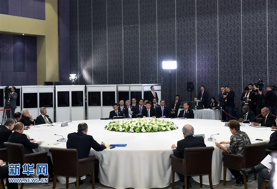  11月15日，金磚國家領導人非正式會晤在土耳其安塔利亞舉行，中國國家主席習近平、俄羅斯總統普京、印度總理莫迪、南非總統祖馬、巴西總統羅塞夫出席。習近平在會上發表題為《開拓機遇應對挑戰》的重要講話。 新華社記者 饒愛民 攝 