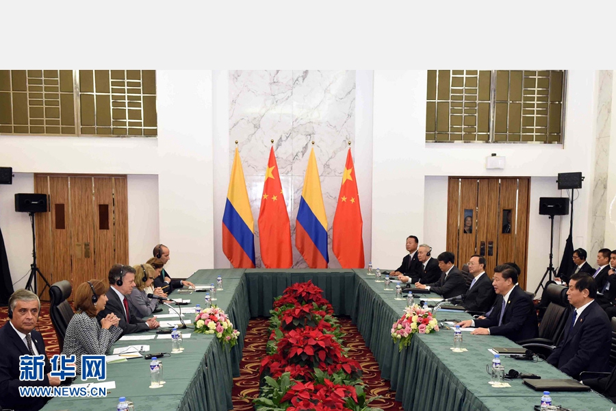 11月18日，國家主席習(xí)近平在菲律賓馬尼拉會(huì)見哥倫比亞總統(tǒng)桑托斯。 新華社記者 饒愛民 攝