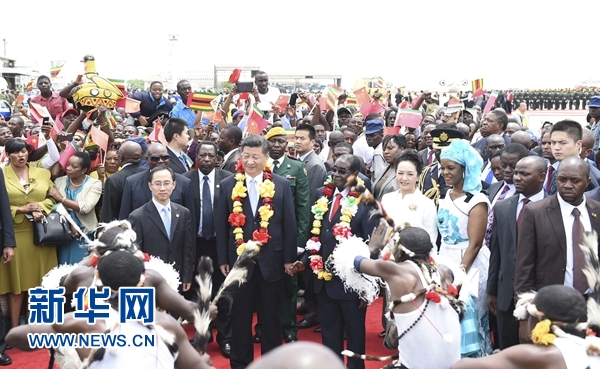 12月1日，中國國家主席習近平乘專機抵達津巴布韋首都哈拉雷，開始對津巴布韋進行國事訪問。津巴布韋總統穆加貝在機場舉行隆重歡迎儀式。這是當地民眾跳起歡快熱情的傳統舞蹈，歡迎習近平和彭麗媛到訪。新華社記者 謝環馳 攝 