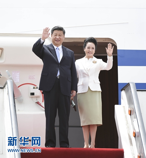 12月1日，中國國家主席習近平乘專機抵達津巴布韋首都哈拉雷，開始對津巴布韋進行國事訪問。津巴布韋總統穆加貝在機場舉行隆重歡迎儀式。這是習近平和夫人彭麗媛向歡迎人群揮手致意。新華社記者 謝環馳 攝 