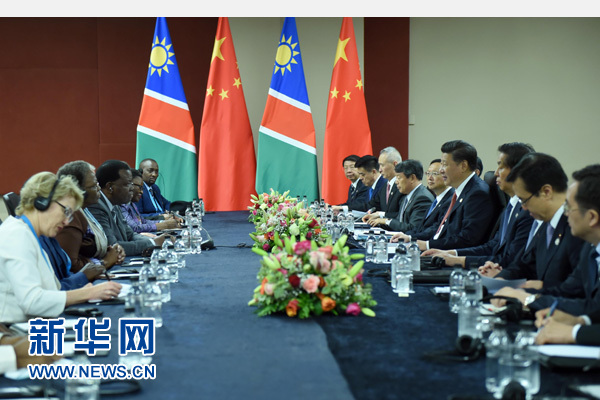 12月4日，國家主席習(xí)近平在約翰內(nèi)斯堡會(huì)見納米比亞總統(tǒng)根哥布。 新華社記者 張鐸 攝