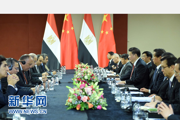 12月4日，國(guó)家主席習(xí)近平在約翰內(nèi)斯堡會(huì)見(jiàn)埃及總理伊斯梅爾。新華社記者 張鐸 攝 