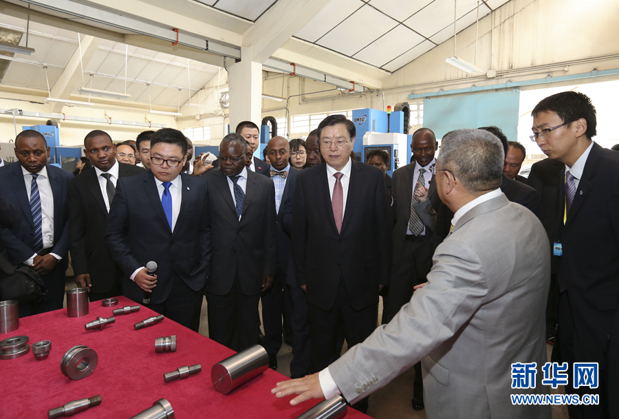 這是3月25日,張德江在肯尼亞首都內羅畢考察中肯職業教育合作示范中心。 新華社記者丁林攝 這是3月25日,張德江在肯尼亞首都內羅畢考察中肯職業教育合作示范中心。 新華社記者丁林攝