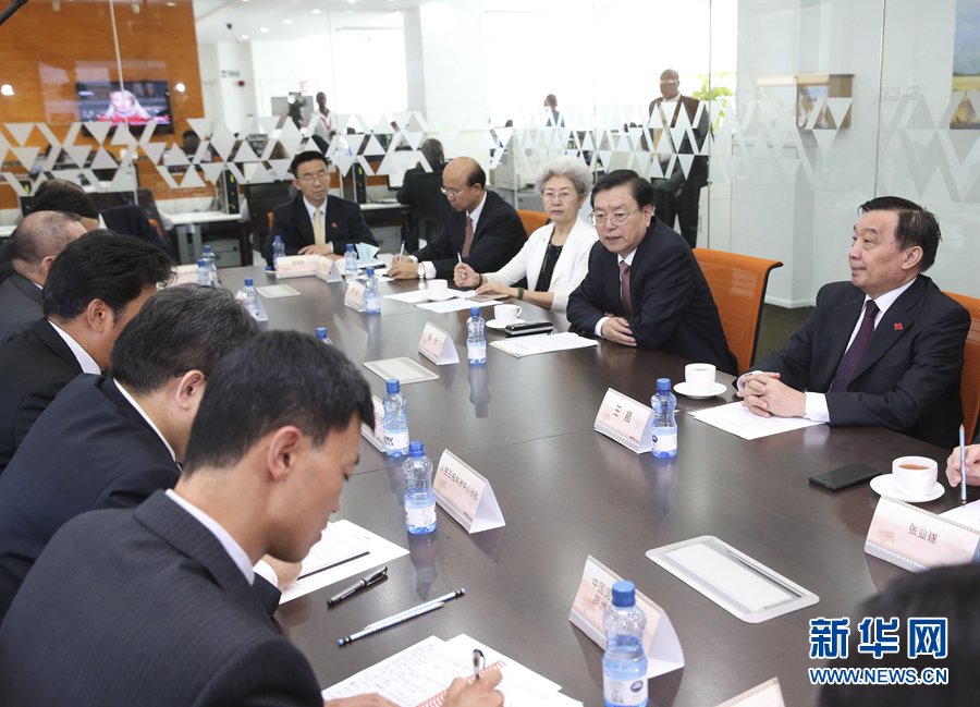 這是3月25日,張德江在肯尼亞首都內羅畢考察中央電視臺非洲分臺并接見中央媒體駐非洲機構負責人。 新華社記者馬占成攝 這是3月25日,張德江在肯尼亞首都內羅畢考察中央電視臺非洲分臺并接見中央媒體駐非洲機構負責人。 新華社記者馬占成攝