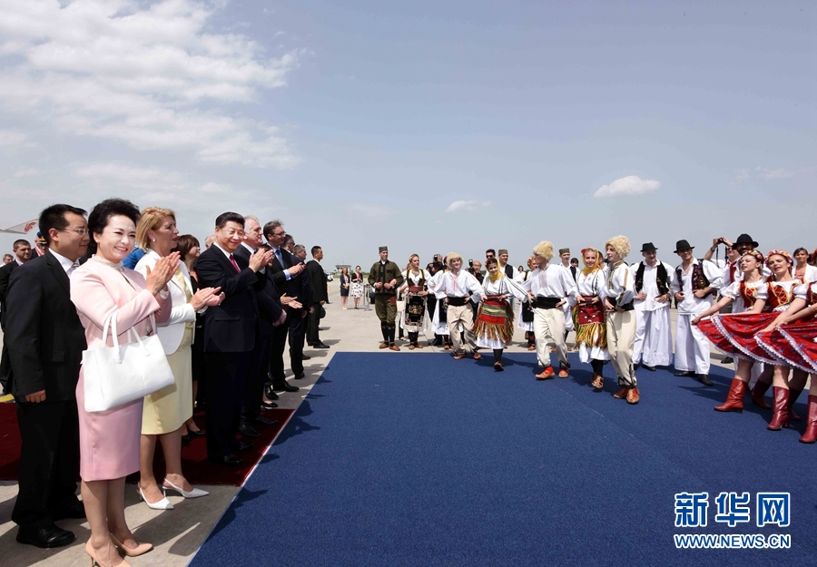 6月17日，國家主席習近平乘專機抵達貝爾格萊德，開始對塞爾維亞共和國進行國事訪問。塞爾維亞民眾跳起歡快熱情的傳統舞蹈科羅舞熱烈歡迎習近平和夫人彭麗媛到訪。新華社記者 饒愛民 攝 