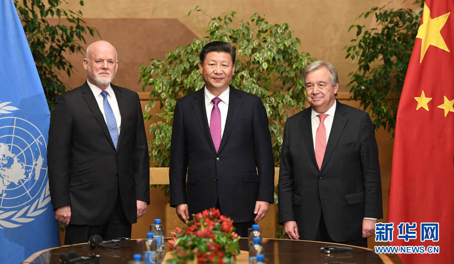 1月18日，國(guó)家主席習(xí)近平在瑞士日內(nèi)瓦萬(wàn)國(guó)宮會(huì)見(jiàn)第71屆聯(lián)合國(guó)大會(huì)主席湯姆森和聯(lián)合國(guó)秘書(shū)長(zhǎng)古特雷斯。 新華社記者 張鐸 攝