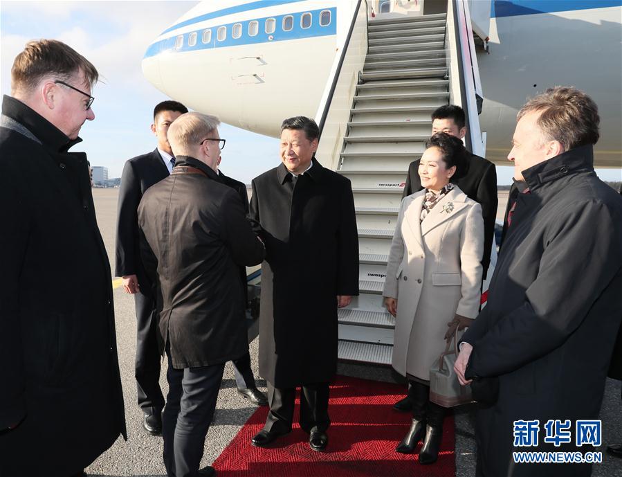 4月4日,國家主席習近平乘專機抵達赫爾辛基,開始對芬蘭共和國進行國事訪問。這是芬蘭政府代表、農業與環境部長蒂利凱寧等在舷梯旁熱情迎接習近平和夫人彭麗媛。新華社記者 蘭紅光 攝 4月4日,國家主席習近平乘專機抵達赫爾辛基,開始對芬蘭共和國進行國事訪問。這是芬蘭政府代表、農業與環境部長蒂利凱寧等在舷梯旁熱情迎接習近平和夫人彭麗媛。新華社記者 蘭紅光 攝