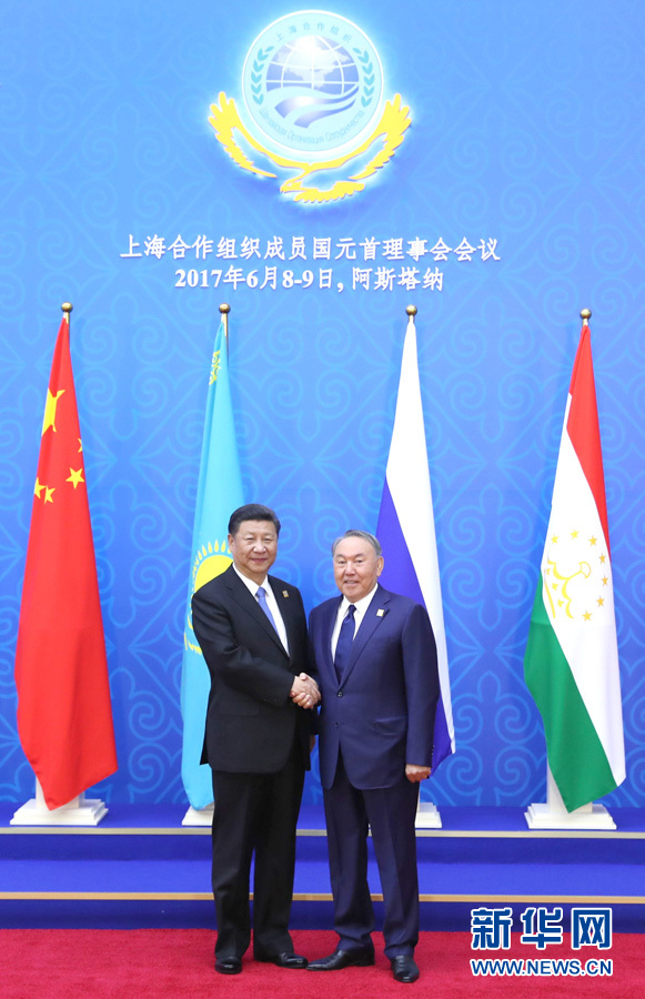 6月9日,國(guó)家主席習(xí)近平在哈薩克斯坦首都阿斯塔納出席上海合作組織成員國(guó)元首理事會(huì)第十七次會(huì)議并發(fā)表重要講話。這是習(xí)近平出席會(huì)議時(shí),受到哈薩克斯坦總統(tǒng)納扎爾巴耶夫的熱情迎接。新華社記者 馬占成 攝 6月9日,國(guó)家主席習(xí)近平在哈薩克斯坦首都阿斯塔納出席上海合作組織成員國(guó)元首理事會(huì)第十七次會(huì)議并發(fā)表重要講話。這是習(xí)近平出席會(huì)議時(shí),受到哈薩克斯坦總統(tǒng)納扎爾巴耶夫的熱情迎接。新華社記者 馬占成 攝