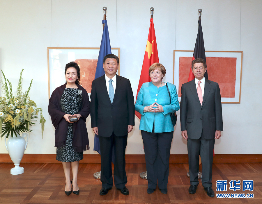 當?shù)貢r間7月4日晚,剛剛抵達柏林的國家主席習近平在利伯曼故居同德國總理默克爾舉行會見。這是習近平和夫人彭麗媛抵達位于柏林市中心勃蘭登堡門附近的利伯曼故居時,受到默克爾和丈夫紹爾熱情迎接。新華社記者 馬占成 攝 當?shù)貢r間7月4日晚,剛剛抵達柏林的國家主席習近平在利伯曼故居同德國總理默克爾舉行會見。這是習近平和夫人彭麗媛抵達位于柏林市中心勃蘭登堡門附近的利伯曼故居時,受到默克爾和丈夫紹爾熱情迎接。新華社記者 馬占成 攝