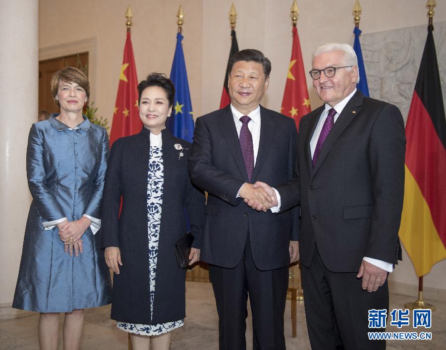 7月5日,國家主席習近平在柏林會見德國總統施泰因邁爾。會見前,施泰因邁爾在總統府花園為習近平舉行隆重歡迎儀式。這是習近平和夫人彭麗媛同施泰因邁爾夫婦合影。新華社記者 李學仁 攝 7月5日,國家主席習近平在柏林會見德國總統施泰因邁爾。會見前,施泰因邁爾在總統府花園為習近平舉行隆重歡迎儀式。這是習近平和夫人彭麗媛同施泰因邁爾夫婦合影。新華社記者 李學仁 攝