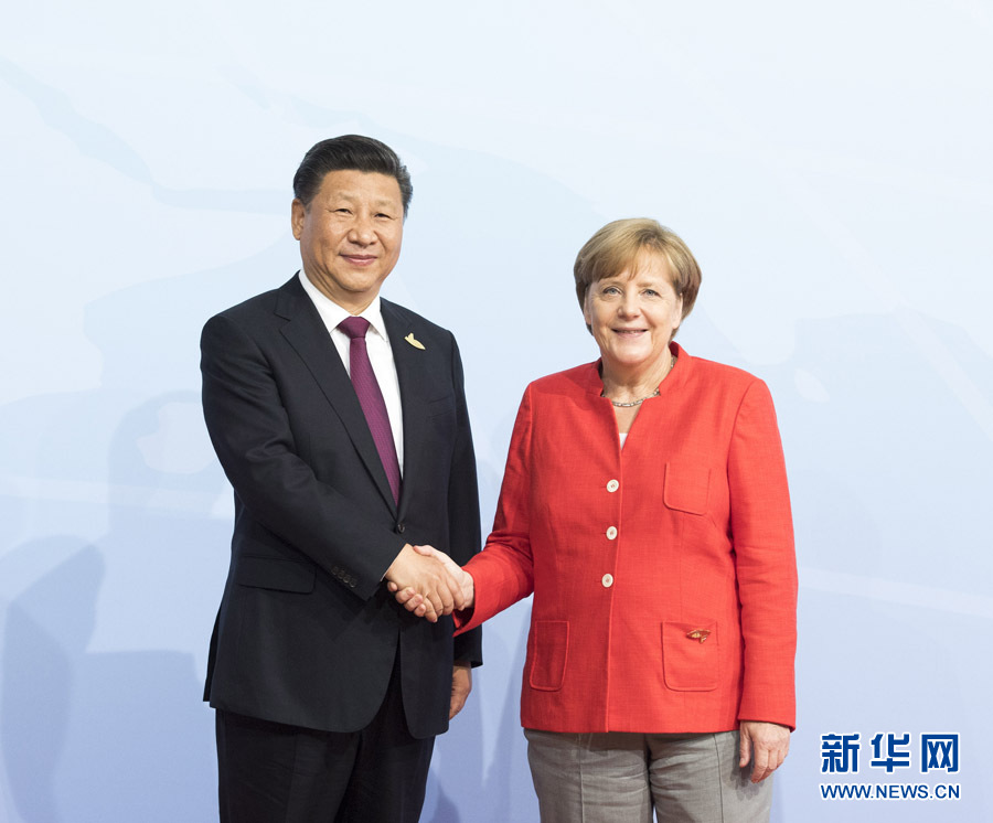 7月7日，二十國集團領導人第十二次峰會在德國漢堡舉行。國家主席習近平出席并發表題為《堅持開放包容　推動聯動增長》的重要講話。這是峰會開始前，習近平受到德國總理默克爾迎接。新華社記者 李學仁 攝 