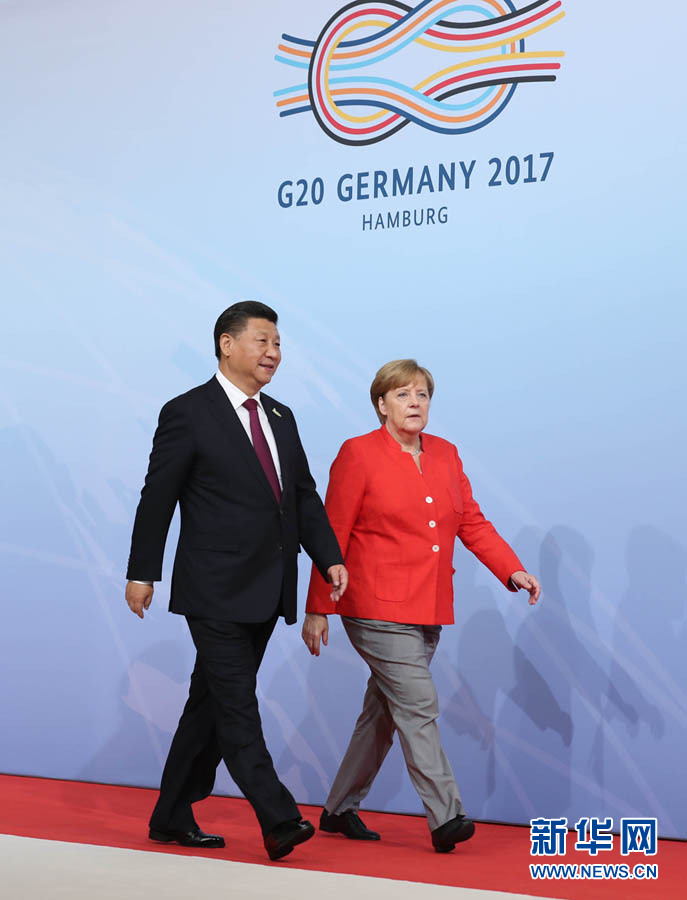 7月7日，二十國集團領導人第十二次峰會在德國漢堡舉行。國家主席習近平出席并發表題為《堅持開放包容　推動聯動增長》的重要講話。這是峰會開始前，習近平受到德國總理默克爾迎接。新華社記者 劉衛兵 攝 