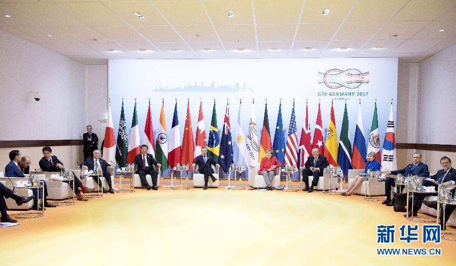 7月7日，二十國集團領導人第十二次峰會在德國漢堡舉行。國家主席習近平出席并發表題為《堅持開放包容　推動聯動增長》的重要講話。這是峰會前，習近平出席二十國集團峰會領導人座談會。新華社記者 李學仁 攝 