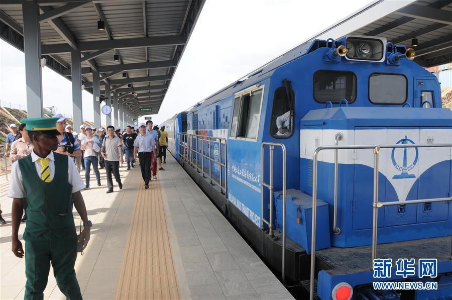 (國際·圖文互動(dòng))(1)阿布賈的新“名片”——試乘西非第一條城鐵線