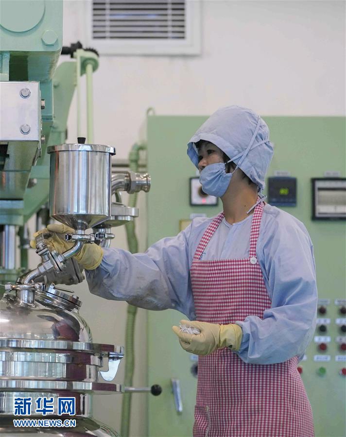 (圖文互動(dòng))“銀河”飄香進(jìn)萬家——平壤化妝品廠走訪記