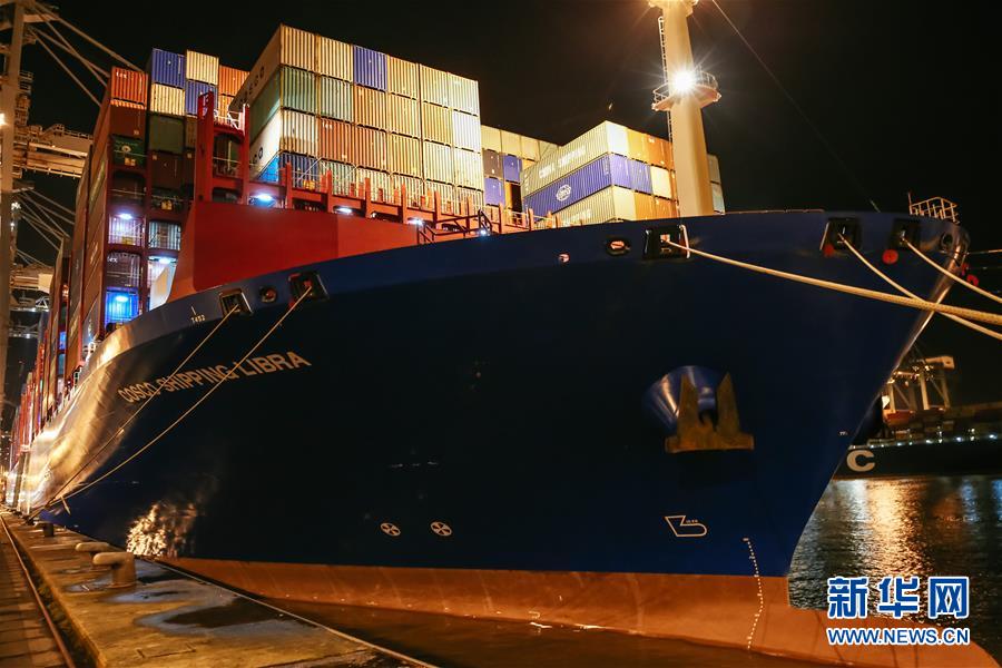 （國際·圖文互動）（1）遠(yuǎn)洋巨輪上遲來的年夜飯