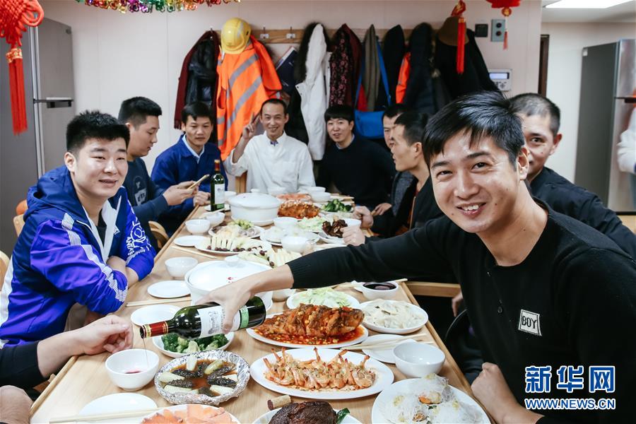 (國際·圖文互動)(2)遠(yuǎn)洋巨輪上遲來的年夜飯