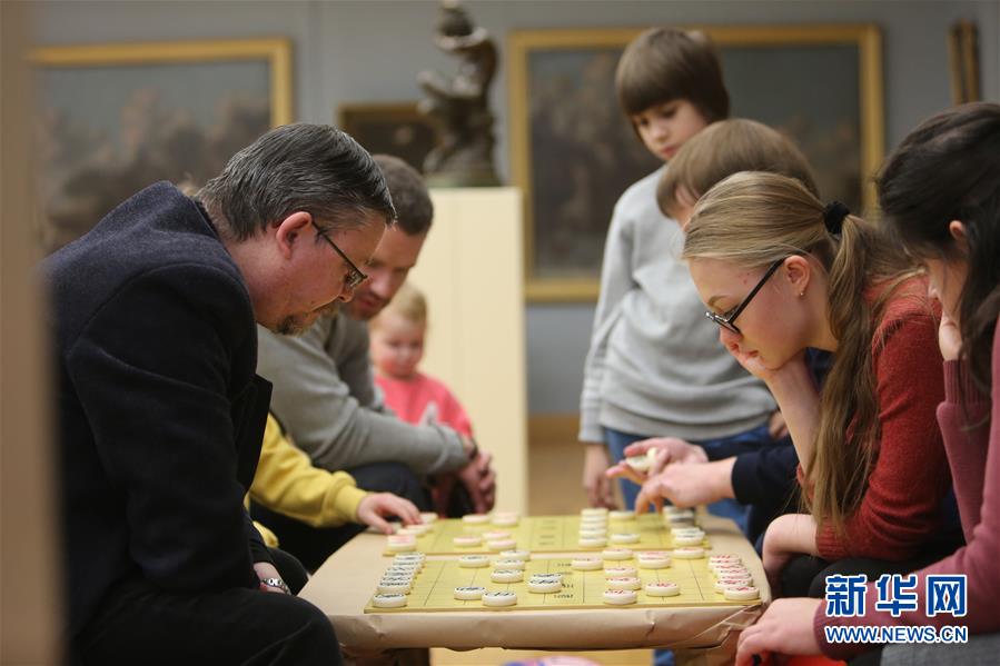 (國際·圖文互動)(1)白俄羅斯國家美術館里的中國年