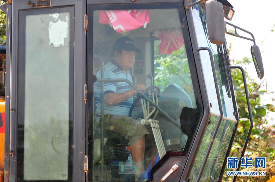 (國際·“一帶一路”高峰論壇·圖文互動)(1)老撾村民的夢想在中老鐵路上延伸