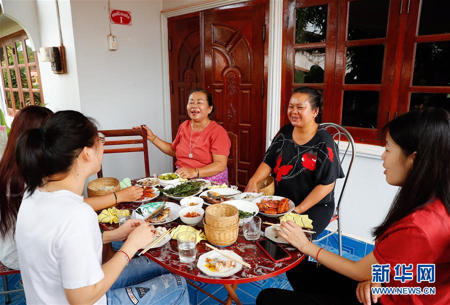 (國際·“一帶一路”高峰論壇·圖文互動)(8)通訊:中國志愿者老撾教學收獲滿滿的感動