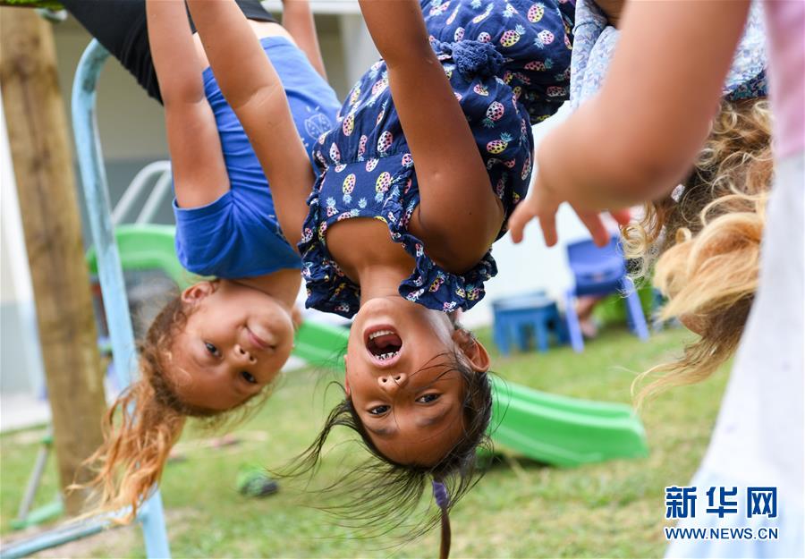 (國際·圖文互動)(3)中國援建“你好”學校 圓庫克群島孩子夢