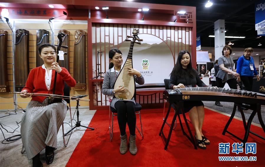 (國際·圖文互動(dòng))(3)通訊:中國樂器在美國樂器展上“奏響強(qiáng)音”