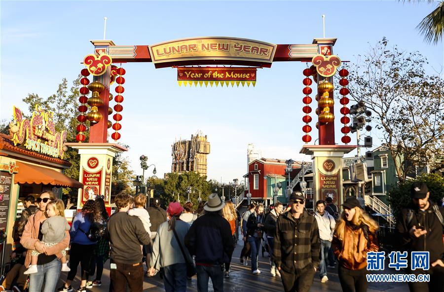 (國際·圖文互動)(11)通訊:美國迪士尼加州冒險樂園紅紅火火迎鼠年