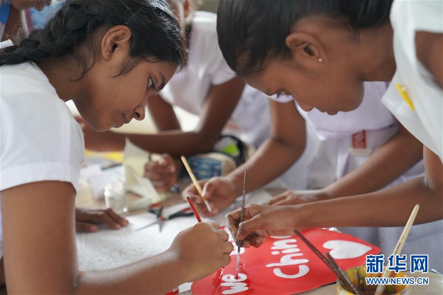 (國際·圖文互動)(4)通訊:“愛心是我們抗擊疾病最強的力量”——記斯里蘭卡德薇女子學校師生收到彭麗媛復信