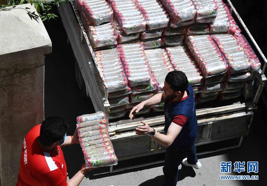 (國際疫情·圖文互動(dòng))(1)通訊:疫情中,那抹笑容最難忘——記向困難家庭發(fā)放愛心包裹的敘利亞青年志愿者