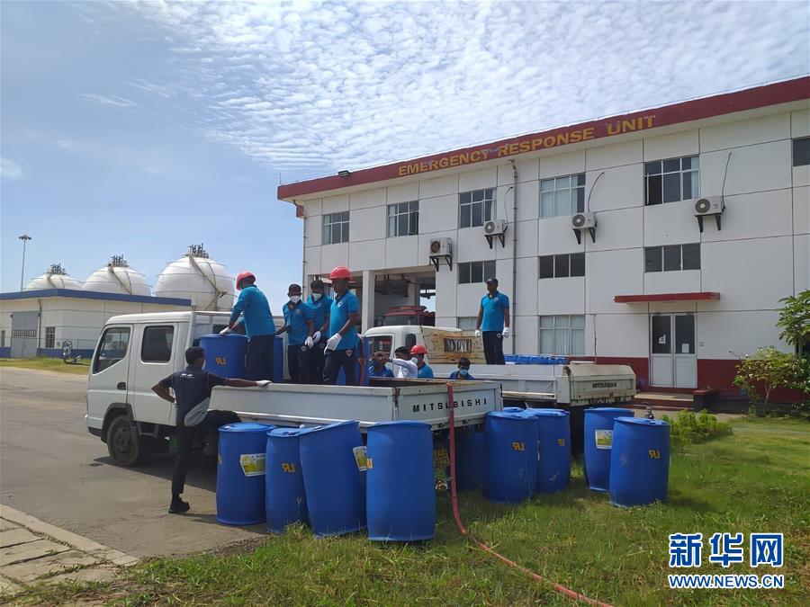 （國際·圖文互動）（2）在斯里蘭卡中國專家和中資企業助力油輪滅火