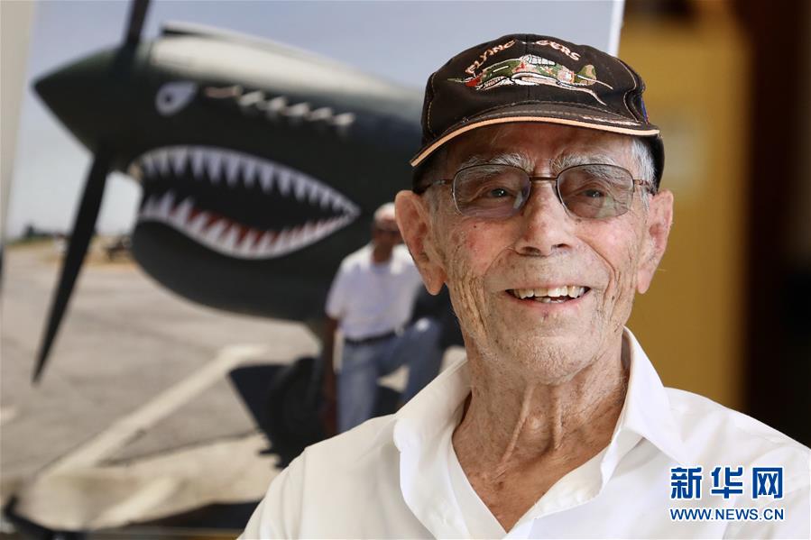 (國(guó)際·圖文互動(dòng))(2)“飛虎隊(duì)”百歲老兵駕機(jī)重上藍(lán)天