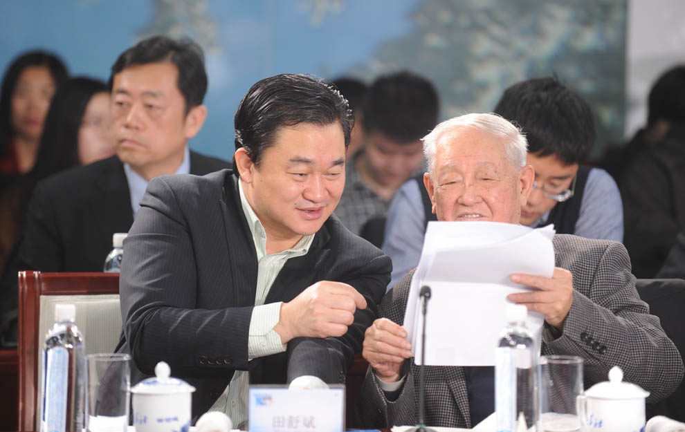 新華網董事長、總裁田舒斌與軍事科學院原副院長糜振玉在現場交流