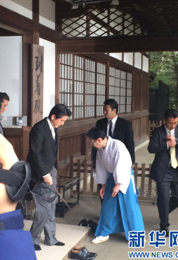 安倍為何不顧?quán)彿磳Γ瑘?zhí)意參拜？